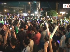 Clip hàng ngàn người xuống đường đón chào năm mới 2016