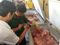 Clip gần ba tấn thịt trâu đang nhúng hóa chất để biến thành thịt bò