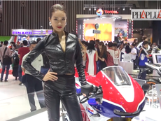 Video: Dàn chân dài khoe sắc triển lãm mô tô, xe máy