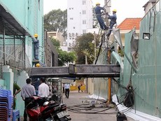 Clip: Cần cẩu chục tấn đè sập trường mầm non