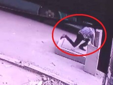 Clip: Người đàn ông đón xe buýt rơi xuống hố ga tử vong