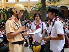 CSGT, nhà báo vào trường dạy pháp luật cho học sinh