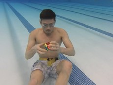 Clip: Lặn dưới nước giải 3 khối rubik trong vòng 1 phút