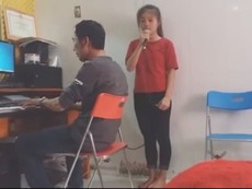 Nữ sinh hát 'Mẹ yêu ơi' lay động triệu trái tim