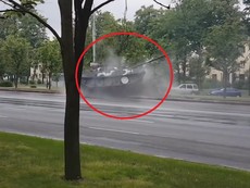 Xe tăng chạy tốc độ cao suýt lật sau cú đâm cột điện