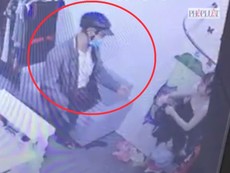 Clip cướp xông vào nhà, 3 mẹ con quỳ lạy xin tha mạng