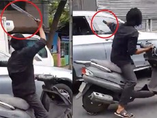 Clip: Kẻ cầm dao điên cuồng chặt kính xe hơi ở TP.HCM