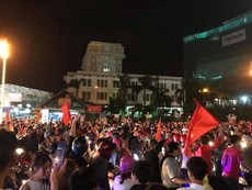 Người Nha Trang ra đường ăn mừng chiến thắng của U23 VN