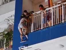 Clip: Cuộc giải cứu người trong vụ cháy chung cư Carina