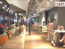 Người dân thích thú với không gian về đêm của đường sách