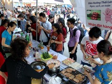 Hàng ngàn người háo hức tham gia lễ hội ẩm thực đường phố