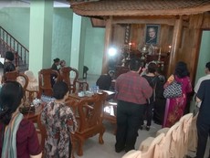 Người dân thắp hương GS Trần Văn Khê, nhà văn Sơn Nam,...