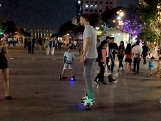 Trào lưu xe điện thăng bằng nở rộ trên phố Nguyễn Huệ