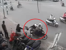 Clip: Cướp leo vỉa hè giật giỏ xách trước mắt bảo vệ