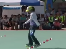 Clip cô gái biểu diễn trượt patin điêu luyện