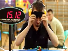 Ngỡ ngàng với khả năng che mắt xếp Rubik siêu nhanh