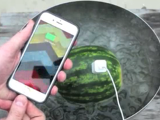 Clip: Sạc pin cho iPhone bằng... dưa hấu