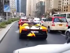 Siêu xe Lamborghini bỗng dưng bốc cháy vì khoái nẹt pô