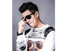 Khán giả 'chê' trang phục của MC Nguyên Khang
