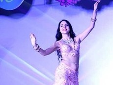 Clip màn múa bụng nóng bỏng của hai nữ giám khảo ngoại quốc
