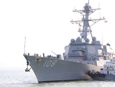 Cận cảnh tàu khu trục USS Wayne E.Meyer ở cảng Tiên Sa