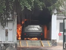 Ô tô cháy ngùn ngụt khi đậu trong sân nhà ở Bình Dương