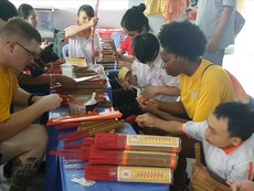 Lính hải quân Mỹ thăm nạn nhân chất độc da cam