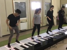 Bản cover Despacito bằng đàn piano khổng lồ
