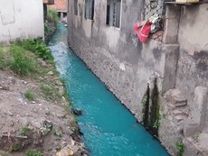 TP.HCM: Sau mưa, nước kênh có màu xanh, đỏ