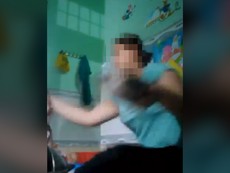 Clip: Bảo mẫu đánh trẻ mầm non ở An Giang