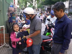 Thầy hiệu trưởng 7 năm đứng đón học trò