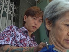 Tiệm cắt tóc 0 đồng chỉ mở vào ban trưa