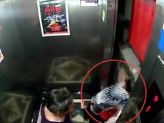 Thót tim người phụ nữ suýt bị thang máy cắt ngang người