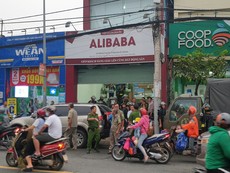 Clip: Công an tiếp tục thu tài liệu của Alibaba ở Thủ Đức