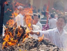 Đốt vàng mã tràn lan, lãng phí và tiềm ẩn nhiều nguy cơ