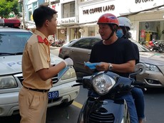 Video: CSGT TP.HCM phát khẩu trang miễn phí cho người dân