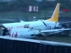Video: Máy bay chở 177 hành khách gãy đôi khi hạ cánh