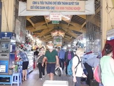 Video: Khách Tây đã chịu đeo khẩu trang chống dịch COVID-19