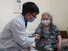 Khám bệnh tại nhà cho người già trong mùa COVID-19