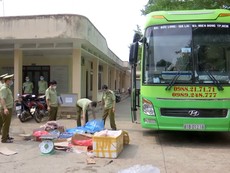 Phát hiện xe khách vận chuyển thịt động vật không rõ nguồn gốc