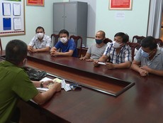Tạm giữ 5 đối tượng đánh bạc trong cao điểm chống đại dịch