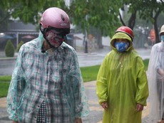 Đà Nẵng: Nỗ lực phát gạo cho người nghèo trong mưa