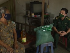 Bộ đội biên phòng Đắk Lắk tặng gạo cho đồng bào vùng biên giới