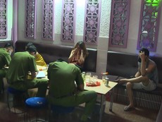 Quán karaoke mở cửa đón khách bất chấp lệnh cấm