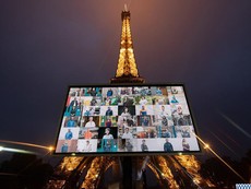 Tháp Eiffel vinh danh bác sĩ tuyến đầu chống COVID-19