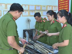 Người dân giao nộp hơn 100 loại vũ khí, vật liệu nổ