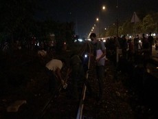 Người dân hiếu kỳ xem hiện trường vụ tàu hỏa tông chết người