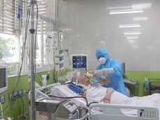 Bệnh nhân 91 bắt tay với bác sĩ và có thể mỉm cười