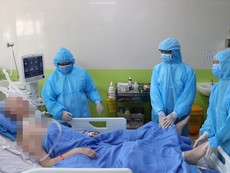 Sau 83 ngày điều trị, bệnh nhân 91 đã có thể bấm bàn phím