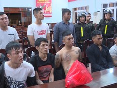 Hàng chục thanh niên mang bom xăng, dao rựa đi đánh nhau